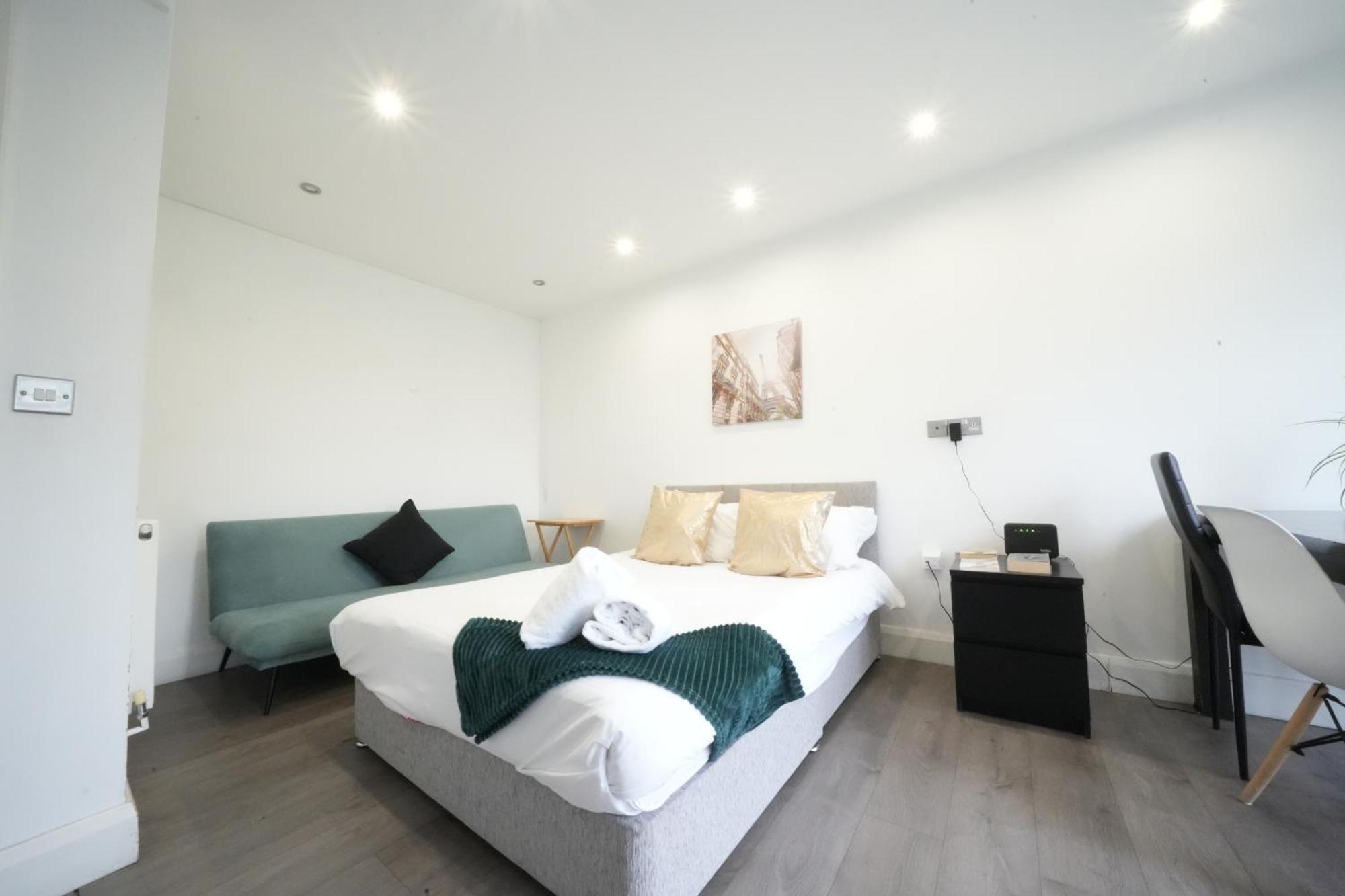 The Hatton * Harlington (Greater London)